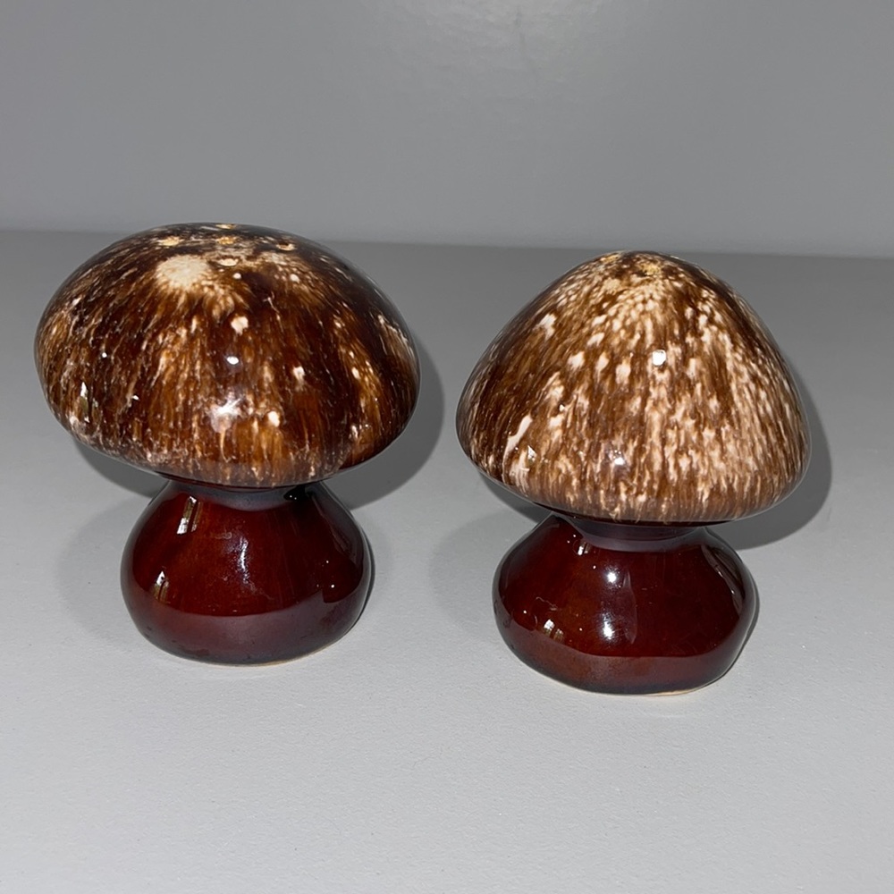 Vintage USA Pottery Brown Drip speckle Glaze Mushroom Salt Pepper shakers